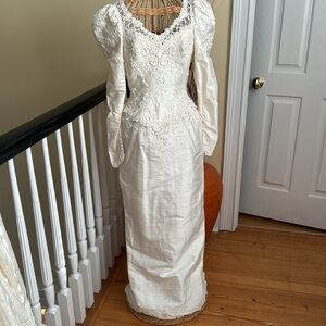 Marylise 🎈Vintage silk of white wedding dress with embroidery and pearls Belgium
